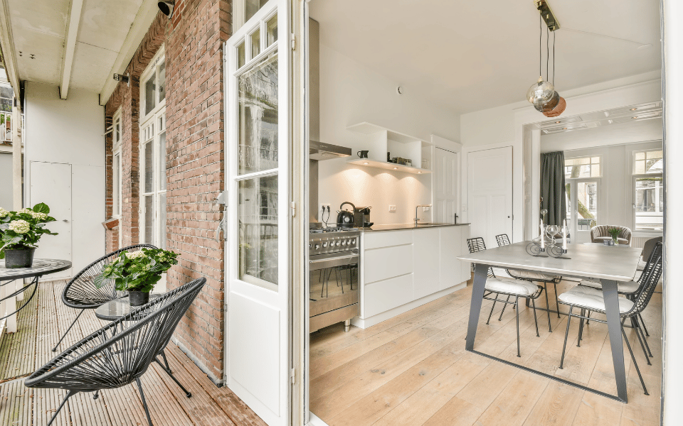 Cocina y comedor modernos con muebles y elementos decorativos de metal, destacando la elegancia y funcionalidad de las estructuras metálicas diseñadas a medida.