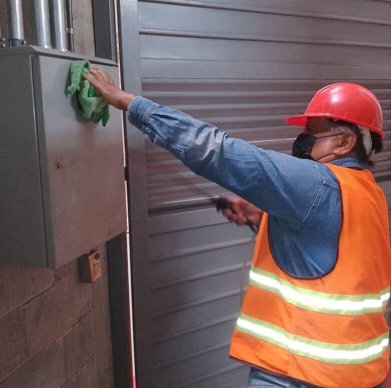 Felipe haciendo un servicio de electricidad para reparar un tablero eléctronico en Del Valle