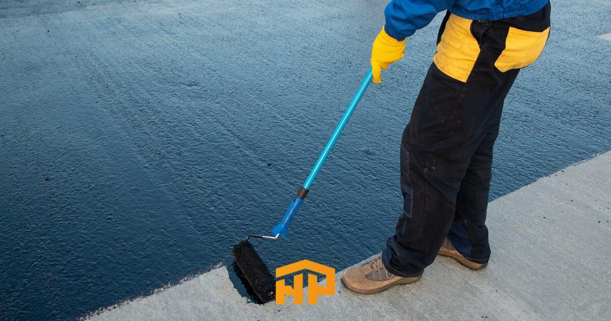 Trabajador aplicando impermeabilizante en un techo para protegerlo de filtraciones y humedad antes de la temporada de lluvias_ Servicio profesional d
